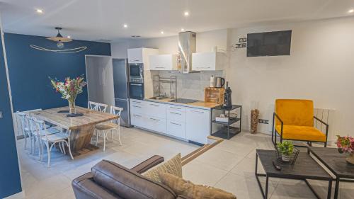 Epernay Appartement | Jacuzzi Terrasse 86 - Terrasse & Climatisation - 4 personnes - BnB Epernay