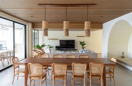 Bandung Villa | Jaden Hill Mountain City View Villa 8 bedrooms with a private heated swimming pool and a movie room