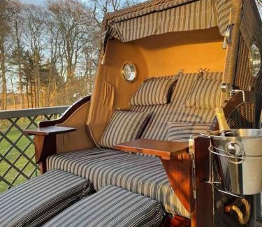 Hohen Niendorf Appartement | Jagdschloss Suite - premium castle hideway