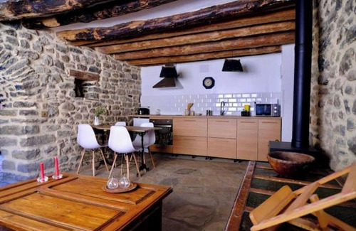 San Felices de Ara Appartement | Jal house. Stone apartment, fireplace