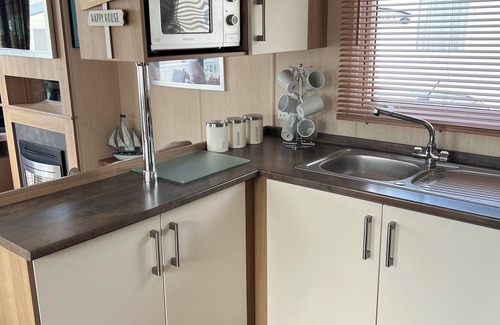 Hamworthy Maison | Jasmine 2-bedroom dog-friendly caravan + sea view on Rockley Park, Poole Harbour