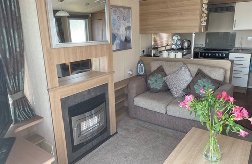 Hamworthy Maison | Jasmine 2-bedroom dog-friendly caravan + sea view on Rockley Park, Poole Harbour