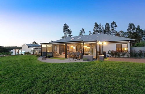 Greta Main Maison | Jasmine Lodge - Idyllic home with pool, mountain views and fire pit.