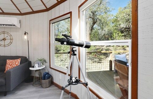 Dripping Springs Cabine | Jaw-Dropping Yurt! King Bed and Spa!