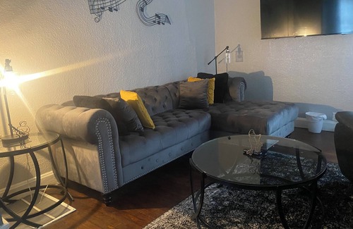 Kansas City Maison | Jazzy Charmer located in the Heart of Kansas City, MO., & Close To Everything KC