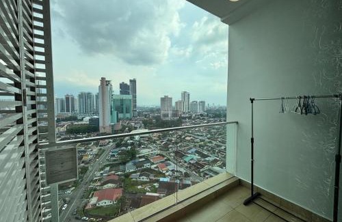 Taman Century Appartement | JB 1min walk to KSL Mall 5-7Pax Bathtub SmartTV