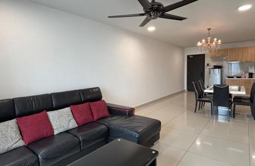 Taman Century Appartement | JB 1min walk to KSL Mall 5-7Pax Bathtub SmartTV