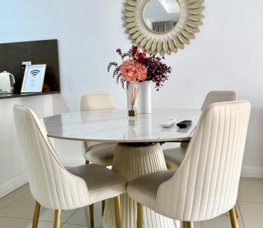 Mascot Appartement | JC Home - Free AC,Wifi and parking,Close Shopping and train