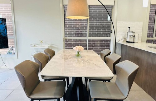 Bardia Maison | JC House - 4 Br, AC & Wi-Fi Close Coles & Train