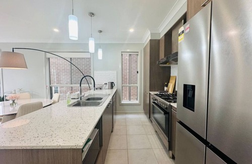 Bardia Maison | JC House - 4 Br, AC & Wi-Fi Close Coles & Train