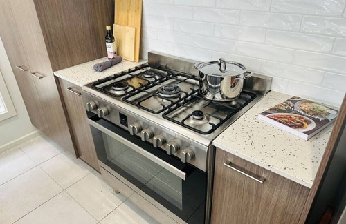 Bardia Maison | JC House - 4 Br, AC & Wi-Fi Close Coles & Train