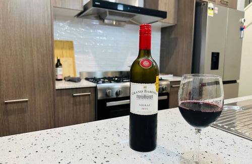 Bardia Maison | JC House - 4 Br, AC & Wi-Fi Close Coles & Train