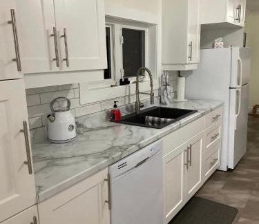 Lewisporte Maison | Jeans Place A Hot tub Oasis