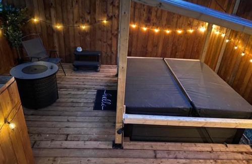 Lewisporte Maison | Jeans Place A Hot tub Oasis