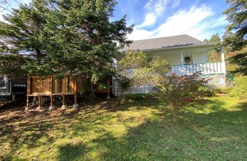 Lewisporte Maison | Jeans Place A Hot tub Oasis