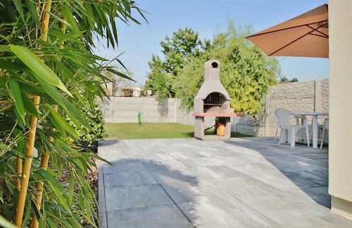 Velky Meder Maison | Jediný domček Veľký Meder