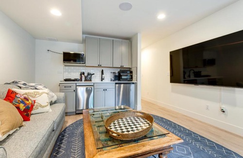 Jefferson Park Appartement | Jefferson Park Apartment Walk to Empower Field!