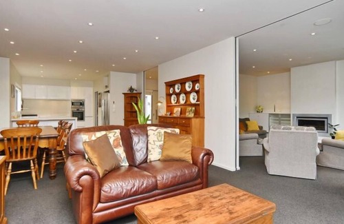 Christchurch Maison | Leinster Villa - Leinster Villa: Spacious two bedroom apartment