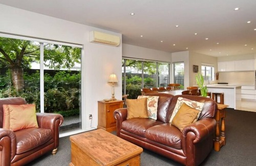Christchurch Maison | Leinster Villa - Leinster Villa: Spacious two bedroom apartment