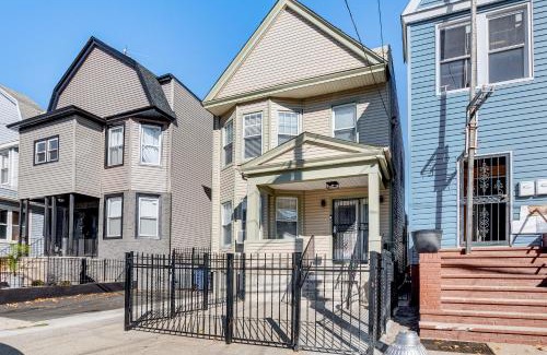 Greenville Appartement | Jersey City Apartment with Game Room 7 Mi to NYC!