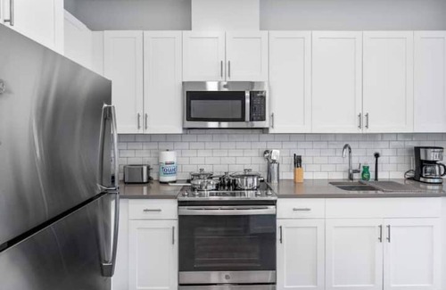 West Side Appartement | Jersey City's Best: Deluxe Condo 15 Minutes to NYC