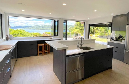 Lake Tarawera Maison | Retraite au bord du lac Tarawera. 5 chambres, 5+ salles de bains. Jetée. Plage.