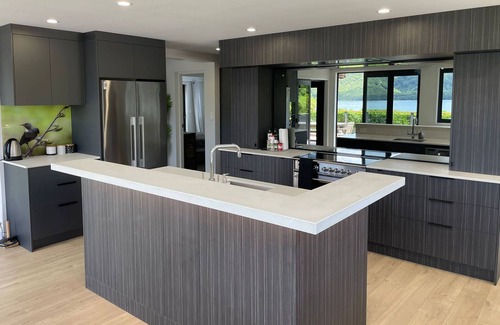 Lake Tarawera Maison | Retraite au bord du lac Tarawera. 5 chambres, 5+ salles de bains. Jetée. Plage.