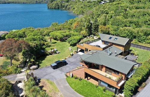 Lake Tarawera Maison | Retraite au bord du lac Tarawera. 5 chambres, 5+ salles de bains. Jetée. Plage.