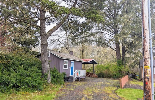 Lincoln City Cottage | Jetty Cozy Cottage-Nature Oasis-Secluded yard-Firepit-Block to bay!