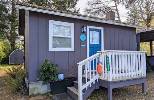 Lincoln City Cottage | Jetty Cozy Cottage-Nature Oasis-Secluded yard-Firepit-Block to bay!