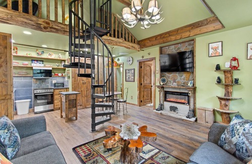 Jim Thorpe Cabine | Rustic Cabin With Hot Tub, EV Charger, BBQ Grill & Outdoor Games!