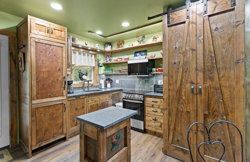 Jim Thorpe Cabine | Rustic Cabin With Hot Tub, EV Charger, BBQ Grill & Outdoor Games!