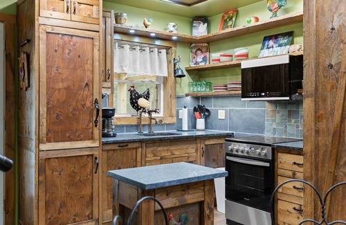 Jim Thorpe Cabine | Rustic Cabin With Hot Tub, EV Charger, BBQ Grill & Outdoor Games!