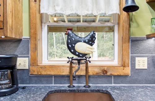 Jim Thorpe Cabine | Rustic Cabin With Hot Tub, EV Charger, BBQ Grill & Outdoor Games!