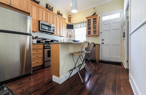 Beach Institute Cottage | 127 commentaires! Jingle Bells Square Cottage-Quartier historique-Bright- Cheminée
