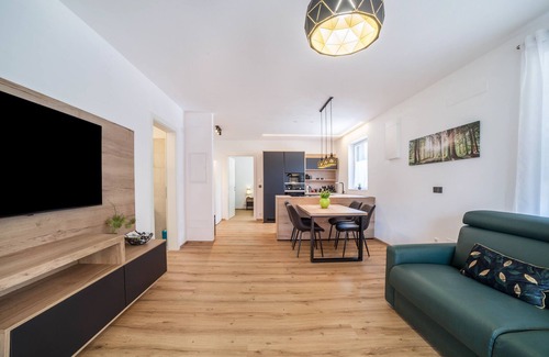 Lagundo Appartement | "Appartement en ville JJ" avec terrasse couverte privée et garage