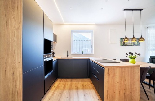 Lagundo Appartement | "Appartement en ville JJ" avec terrasse couverte privée et garage