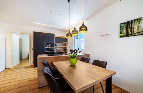 Lagundo Appartement | "Appartement en ville JJ" avec terrasse couverte privée et garage