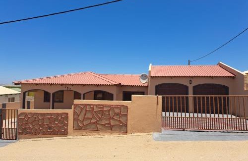 Karas Maison | JJP SELF CATERING - Three bedroom house