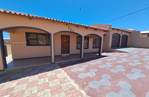 Karas Maison | JJP SELF CATERING - Three bedroom house