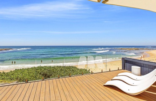 Blue Bay Maison | JOEANNE -ABSOLUTE BEACHFRONT AT BLUE BAY