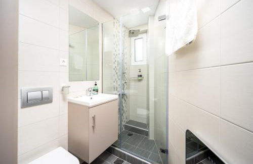 Aigio Appartement | John's city center roof studio flat -panorama view