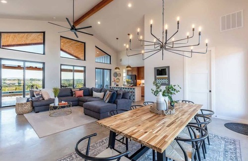 Johnson City Maison | Johnson City Limits Panoramic Hill Country Views!