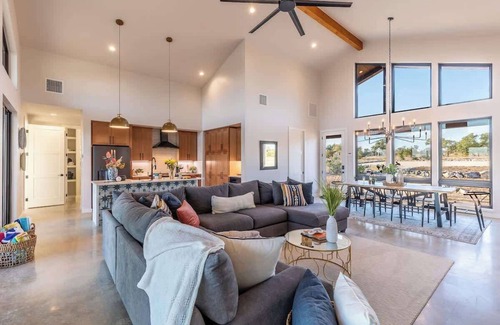 Johnson City Maison | Johnson City Limits Panoramic Hill Country Views!