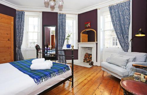 Old Town Appartement | JOIVY Iconic Colorful Home on the Royal Mile