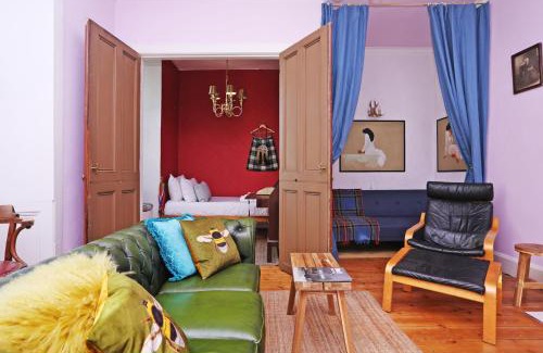 Old Town Appartement | JOIVY Iconic Colorful Home on the Royal Mile
