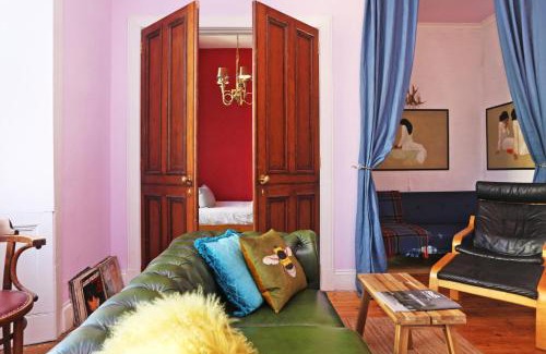 Old Town Appartement | JOIVY Iconic Colorful Home on the Royal Mile