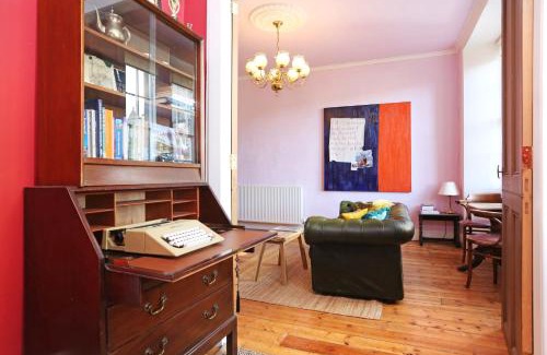Old Town Appartement | JOIVY Iconic Colorful Home on the Royal Mile