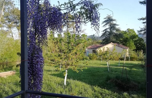Lablachere Appartement | Joli gite au calme sur jardin arboré.Animaux de compagnie acceptés.