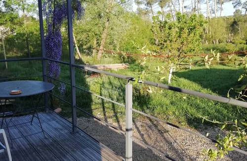 Lablachere Appartement | Joli gite au calme sur jardin arboré.Animaux de compagnie acceptés.
